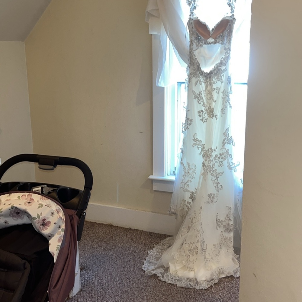 Wedding gown - Picture 6 of 9